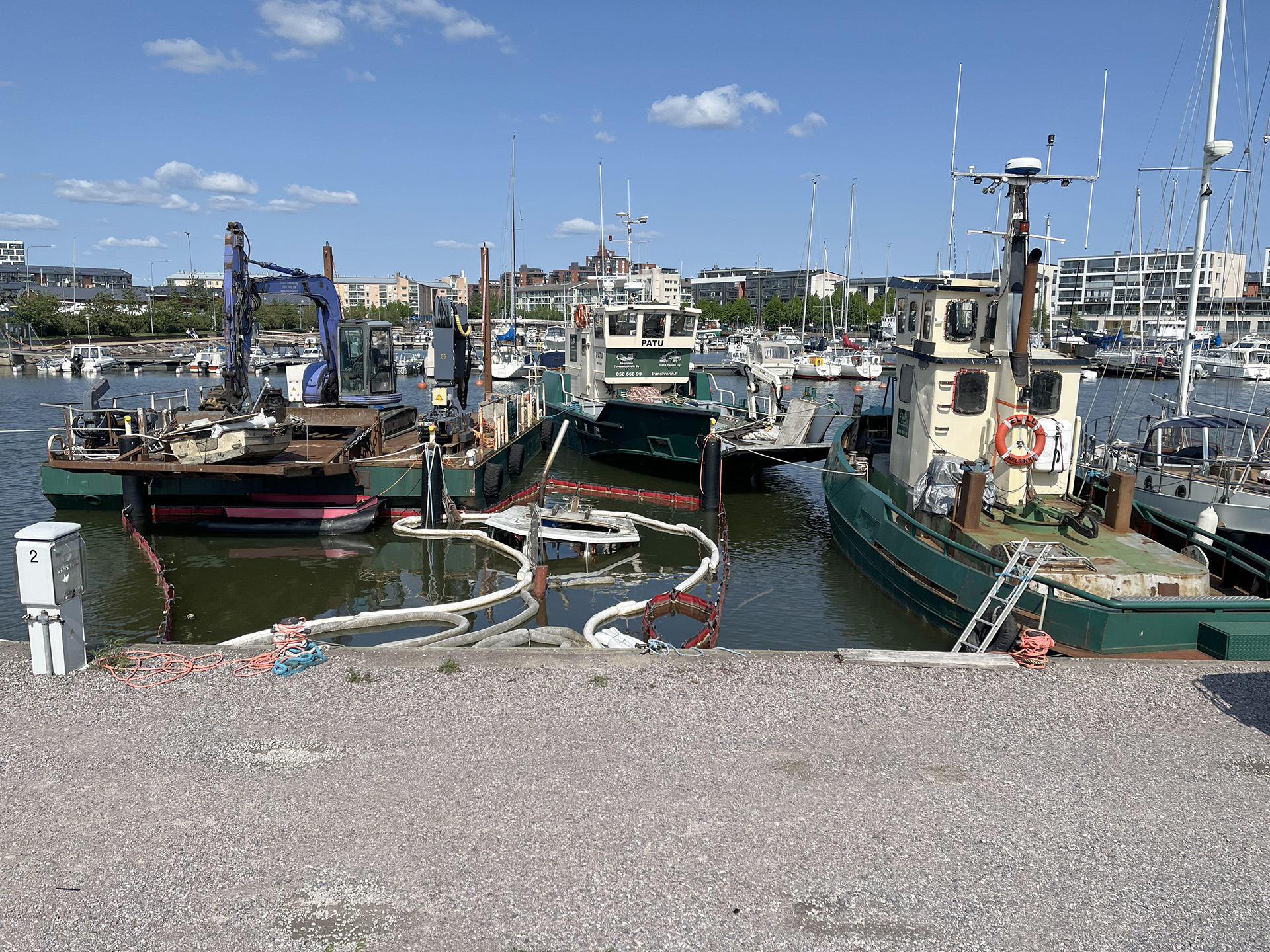 Uponneen aluksen nosto Herttoniemenrannassa